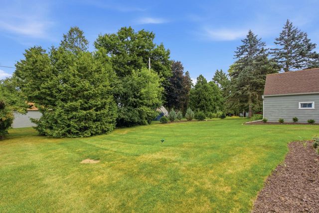 202 S Highland AVENUE, Thiensville, WI 53092