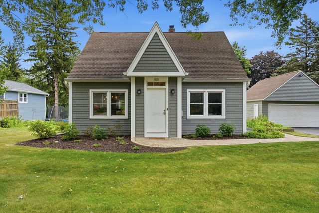 202 S Highland AVENUE, Thiensville, WI 53092