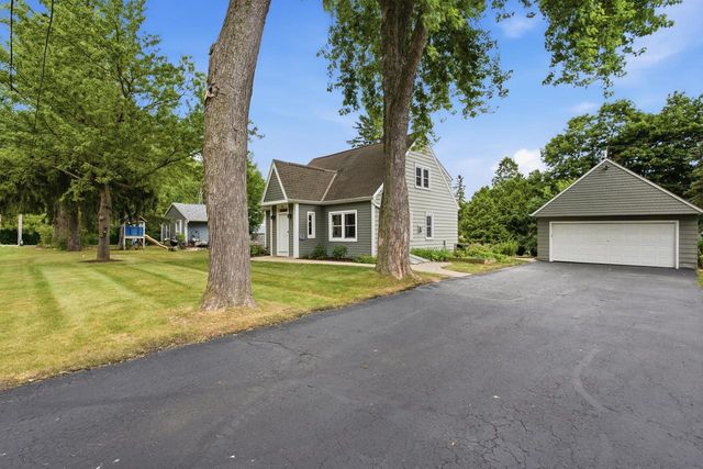202 S Highland AVENUE, Thiensville, WI 53092