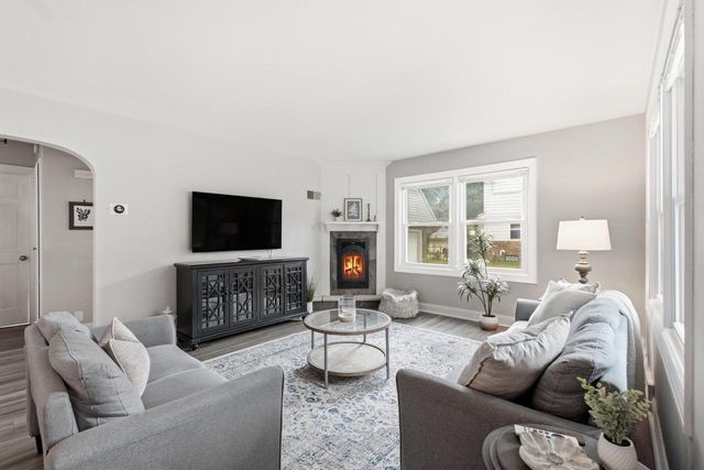 202 S Highland AVENUE, Thiensville, WI 53092