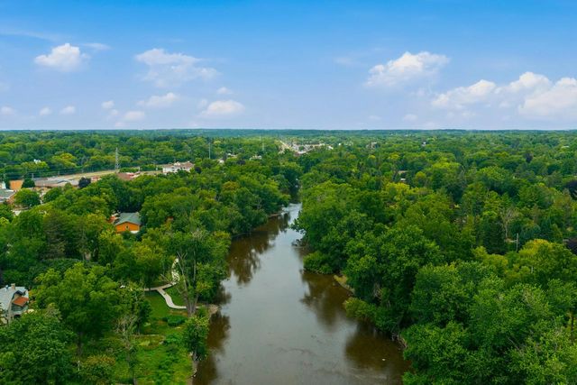 202 S Highland AVENUE, Thiensville, WI 53092