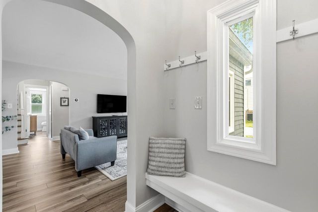 202 S Highland AVENUE, Thiensville, WI 53092