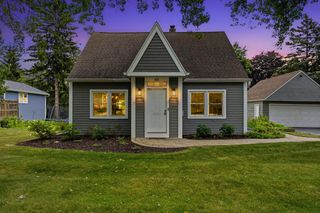202 S Highland AVENUE, Thiensville, WI 53092