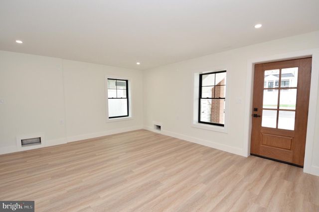 331 W 16TH AVE, Wildwood, NJ 08260