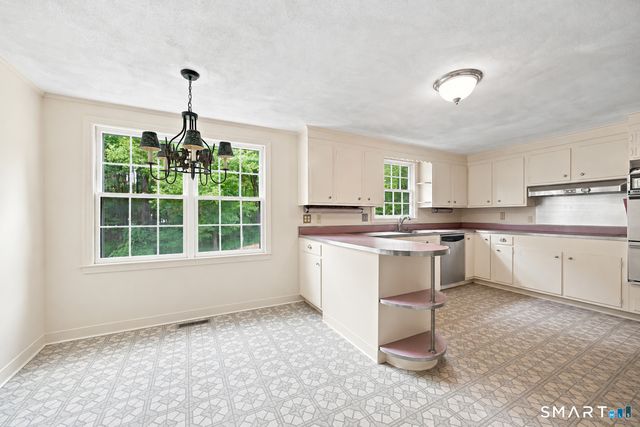 16 Oakhurst Road, Simsbury, CT 06070