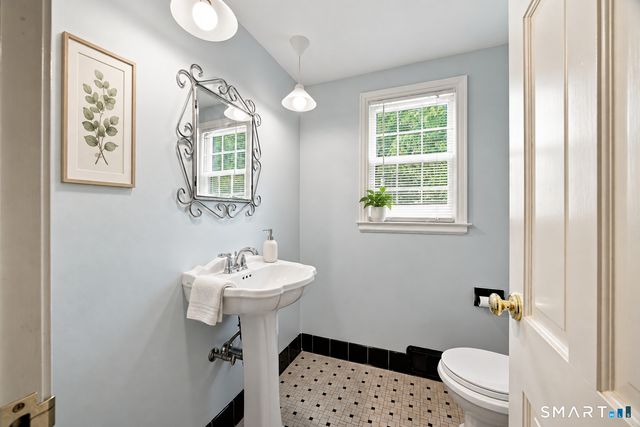 16 Oakhurst Road, Simsbury, CT 06070