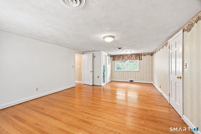 16 Oakhurst Road, Simsbury, CT 06070