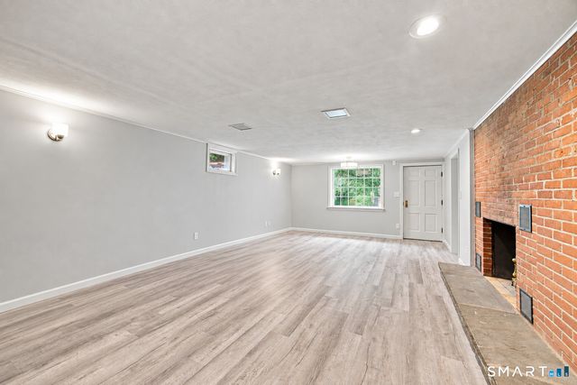 16 Oakhurst Road, Simsbury, CT 06070