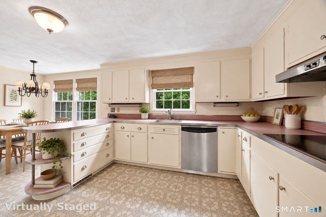 16 Oakhurst Road, Simsbury, CT 06070