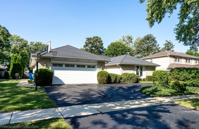 1622 E Greenwood Drive, Mount Prospect, IL 60056