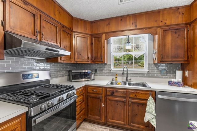 305 N Lake Drive, Perry, GA 31069