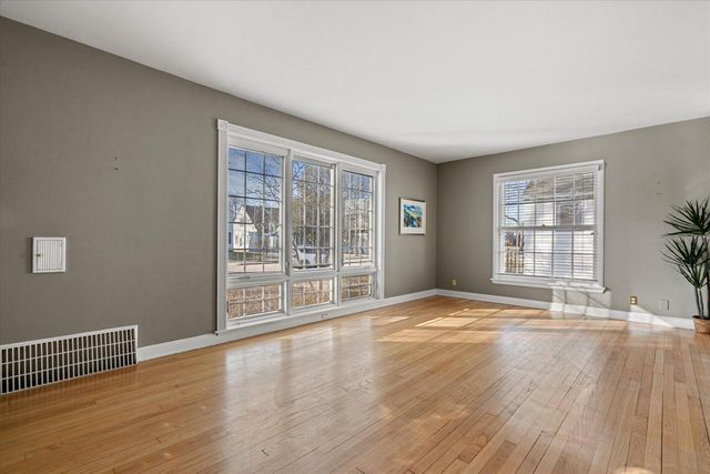 4776 N Hollywood AVENUE, Whitefish Bay, WI 53211