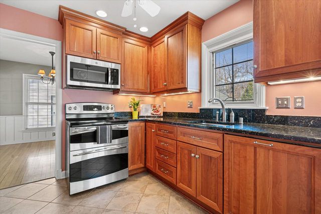 4776 N Hollywood AVENUE, Whitefish Bay, WI 53211