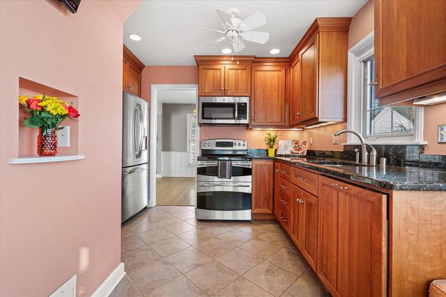 4776 N Hollywood AVENUE, Whitefish Bay, WI 53211