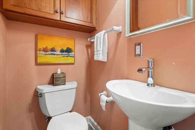 4776 N Hollywood AVENUE, Whitefish Bay, WI 53211