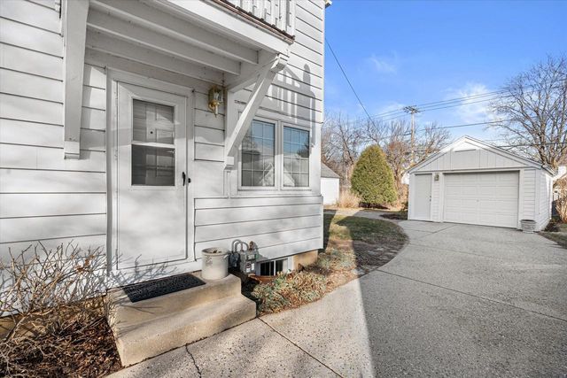 4776 N Hollywood AVENUE, Whitefish Bay, WI 53211