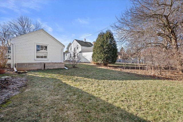 4776 N Hollywood AVENUE, Whitefish Bay, WI 53211