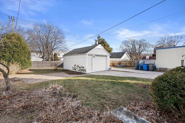 4776 N Hollywood AVENUE, Whitefish Bay, WI 53211