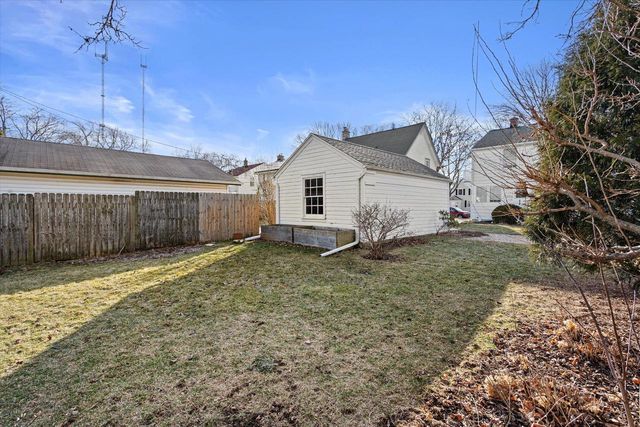 4776 N Hollywood AVENUE, Whitefish Bay, WI 53211