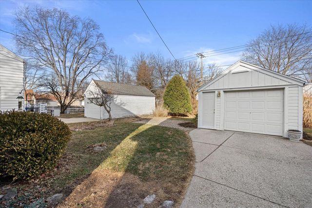 4776 N Hollywood AVENUE, Whitefish Bay, WI 53211