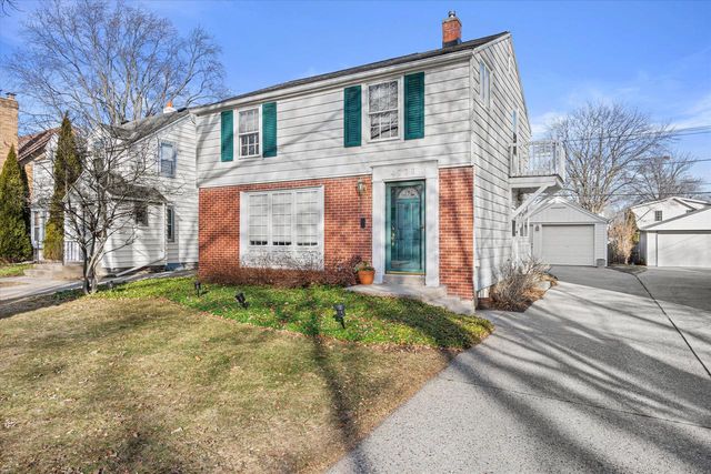 4776 N Hollywood AVENUE, Whitefish Bay, WI 53211