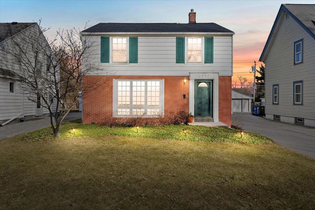 4776 N Hollywood AVENUE, Whitefish Bay, WI 53211