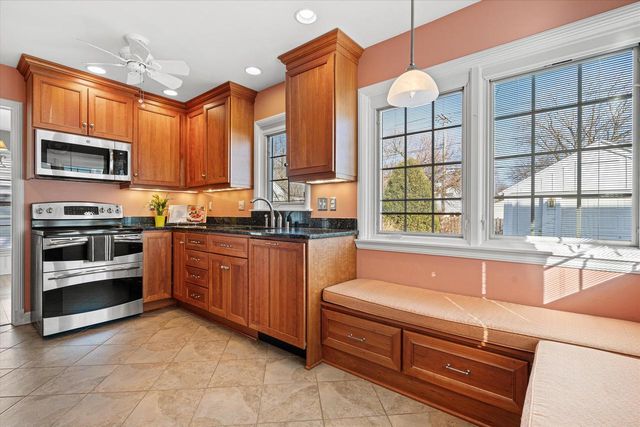 4776 N Hollywood AVENUE, Whitefish Bay, WI 53211