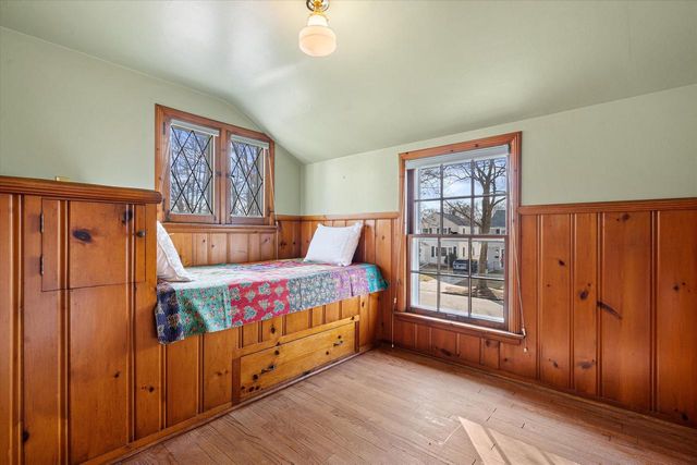 4776 N Hollywood AVENUE, Whitefish Bay, WI 53211