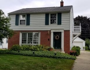 4776 N Hollywood AVENUE, Whitefish Bay, WI 53211