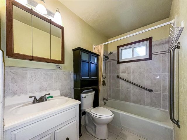 512 Country Club Road, Lexington, MO 64067