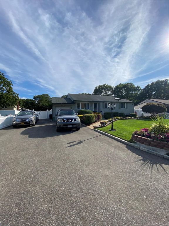 22 W Willow Street, Brentwood, NY 11717