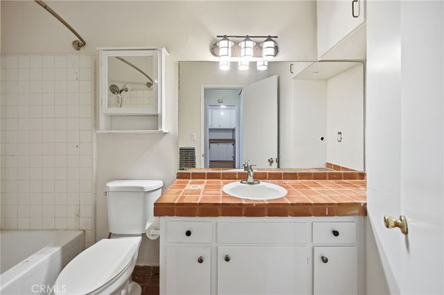 425 S Kenmore 206, Los Angeles, CA 90020