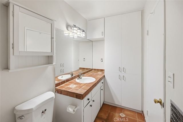425 S Kenmore 206, Los Angeles, CA 90020
