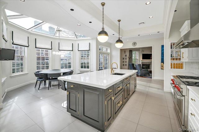 6 Westmoreland Place, Douglaston, NY 11363