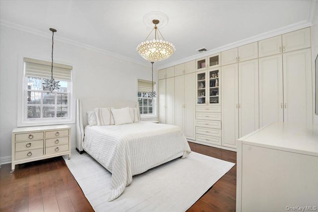 6 Westmoreland Place, Douglaston, NY 11363