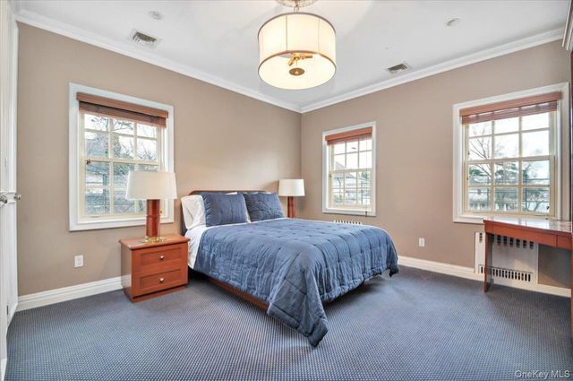 6 Westmoreland Place, Douglaston, NY 11363