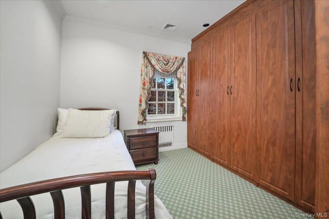 6 Westmoreland Place, Douglaston, NY 11363