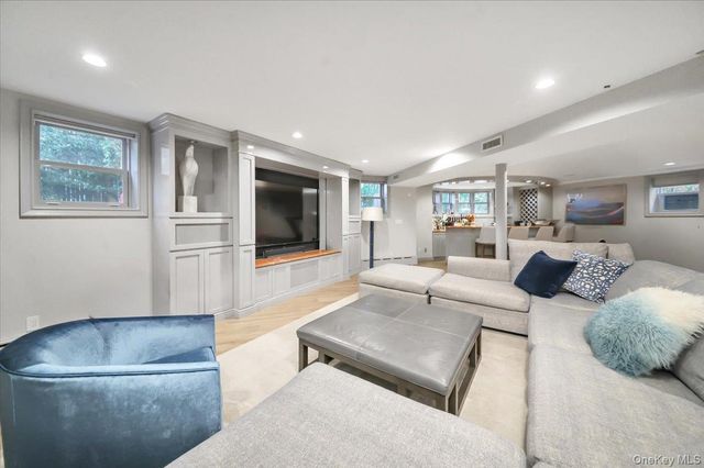 6 Westmoreland Place, Douglaston, NY 11363