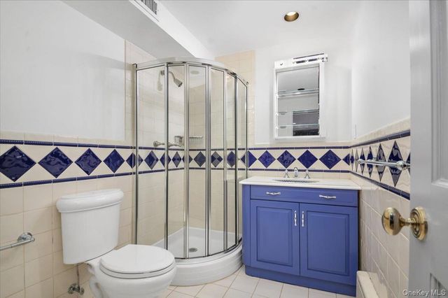 6 Westmoreland Place, Douglaston, NY 11363