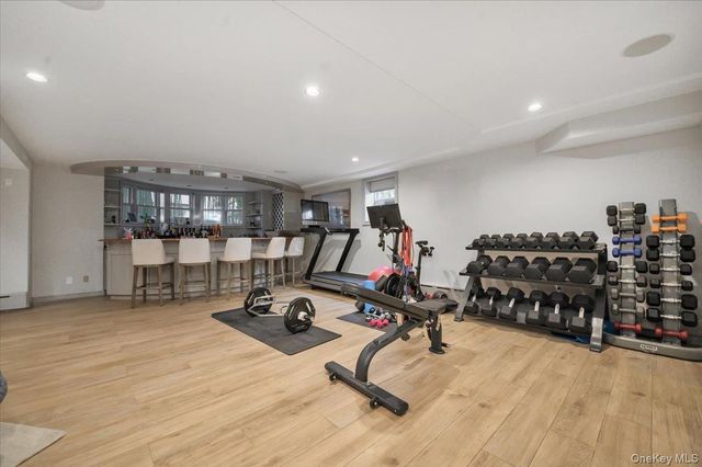 6 Westmoreland Place, Douglaston, NY 11363