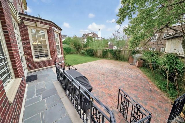 6 Westmoreland Place, Douglaston, NY 11363