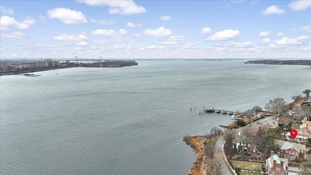 6 Westmoreland Place, Douglaston, NY 11363