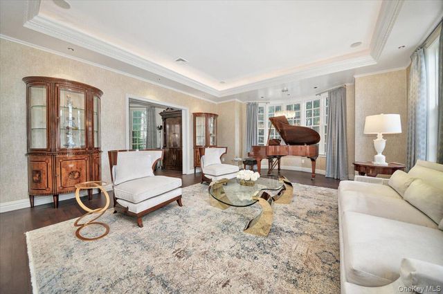 6 Westmoreland Place, Douglaston, NY 11363