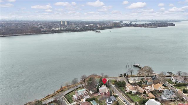 6 Westmoreland Place, Douglaston, NY 11363