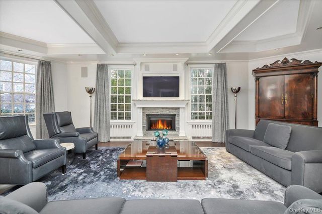 6 Westmoreland Place, Douglaston, NY 11363