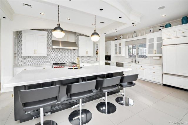 6 Westmoreland Place, Douglaston, NY 11363