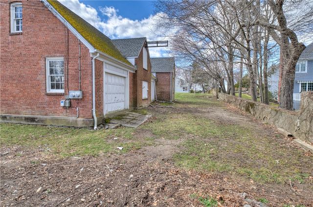 1 Hanley Farm Road, Warren, RI 02885