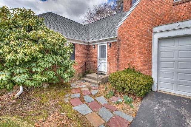 1 Hanley Farm Road, Warren, RI 02885