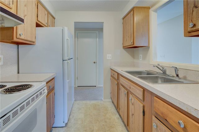 1 Hanley Farm Road, Warren, RI 02885