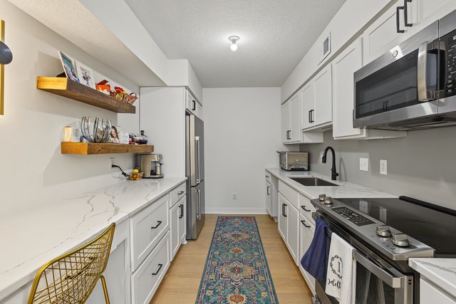 6328 Barrie Road 3M, Edina, MN 55435